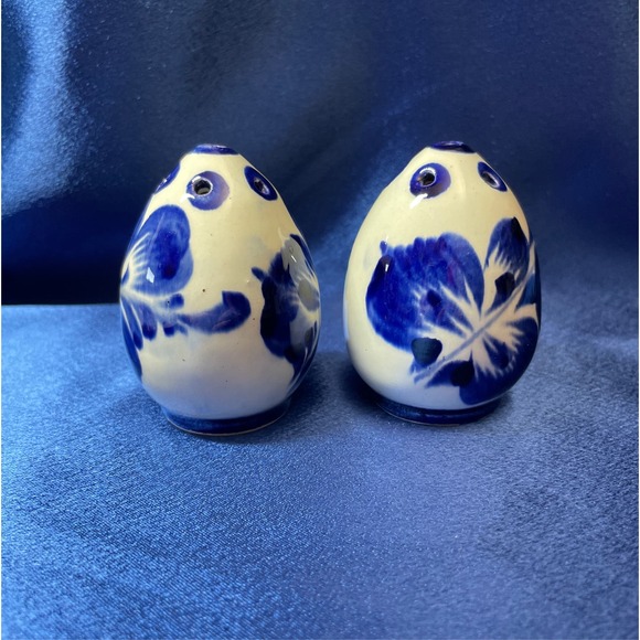 Porcelain Blue and White Porcelain Egg Shape Salt and Pepper - Picture 2 of 4